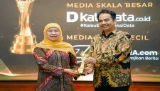 Gubernur Jawa Timur Khofifah Indar Parawansa menerima apresiasi dalam Penganugerahan AMSI Awards 2026 di Gedung Negara Grahadi, Surabaya, Kamis (29/10/2026) malam. (Dok. Ho/RadarBangsa.co.id)