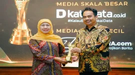 Gubernur Jawa Timur Khofifah Indar Parawansa menerima apresiasi dalam Penganugerahan AMSI Awards 2026 di Gedung Negara Grahadi, Surabaya, Kamis (29/10/2026) malam. (Dok. Ho/RadarBangsa.co.id)