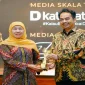 Gubernur Jawa Timur Khofifah Indar Parawansa menerima apresiasi dalam Penganugerahan AMSI Awards 2026 di Gedung Negara Grahadi, Surabaya, Kamis (29/10/2026) malam. (Dok. Ho/RadarBangsa.co.id)