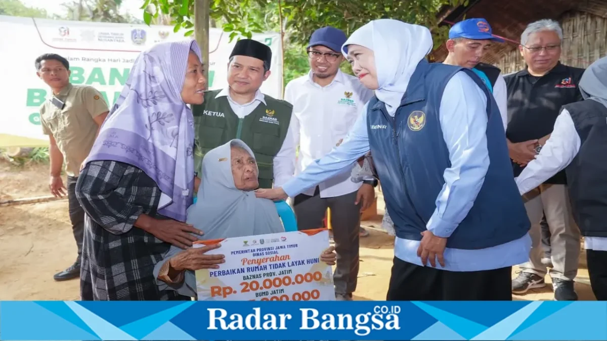 Gubernur Jawa Timur Khofifah Indar Parawansa meninjau rumah warga penerima bantuan bedah rumah di Kabupaten Sumenep dalam rangka Hari Jadi ke-81 Provinsi Jawa Timur. (Dok. Ho/RadarBangsa.co.id)