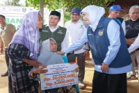 Gubernur Jawa Timur Khofifah Indar Parawansa meninjau rumah warga penerima bantuan bedah rumah di Kabupaten Sumenep dalam rangka Hari Jadi ke-81 Provinsi Jawa Timur. (Dok. Ho/RadarBangsa.co.id)
