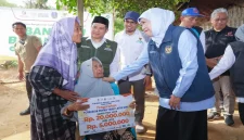 Gubernur Jawa Timur Khofifah Indar Parawansa meninjau rumah warga penerima bantuan bedah rumah di Kabupaten Sumenep dalam rangka Hari Jadi ke-81 Provinsi Jawa Timur. (Dok. Ho/RadarBangsa.co.id)