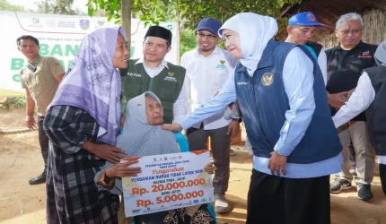 Gubernur Jawa Timur Khofifah Indar Parawansa meninjau rumah penerima bantuan Rutilahu di Kabupaten Sumenep.