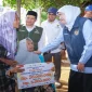Gubernur Jawa Timur Khofifah Indar Parawansa meninjau rumah warga penerima bantuan bedah rumah di Kabupaten Sumenep dalam rangka Hari Jadi ke-81 Provinsi Jawa Timur. (Dok. Ho/RadarBangsa.co.id)