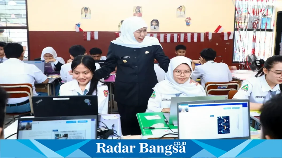 Khofifah Indar Parawansa meninjau pelaksanaan Tes Kemampuan Akademik di SMKN 8 Kota Malang. (Dok. Ho/Dinas Pendidikan Jawa Timur/RadarBangsa.co.id)