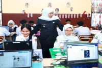 Khofifah Indar Parawansa meninjau pelaksanaan Tes Kemampuan Akademik di SMKN 8 Kota Malang. (Dok. Ho/Dinas Pendidikan Jawa Timur/RadarBangsa.co.id)