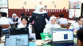 Khofifah Indar Parawansa meninjau pelaksanaan Tes Kemampuan Akademik di SMKN 8 Kota Malang. (Dok. Ho/Dinas Pendidikan Jawa Timur/RadarBangsa.co.id)