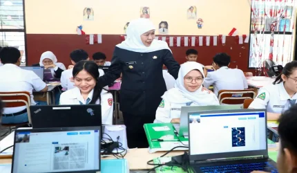 Gubernur Jawa Timur Khofifah Indar Parawansa meninjau pelaksanaan TKA di SMKN 8 Kota Malang.