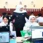 Khofifah Indar Parawansa meninjau pelaksanaan Tes Kemampuan Akademik di SMKN 8 Kota Malang. (Dok. Ho/Dinas Pendidikan Jawa Timur/RadarBangsa.co.id)