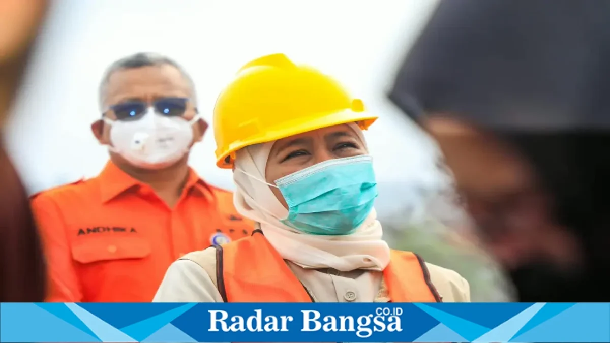 Khofifah Indar Parawansa mengenakan perlengkapan keselamatan saat kegiatan lapangan. (Dok Foto Ho/RadarBangsa.co.id).