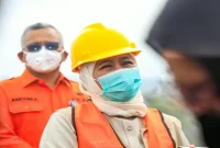 Khofifah Indar Parawansa mengenakan perlengkapan keselamatan saat kegiatan lapangan. (Dok Foto Ho/RadarBangsa.co.id).
