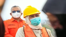 Khofifah Indar Parawansa mengenakan perlengkapan keselamatan saat kegiatan lapangan. (Dok Foto Ho/RadarBangsa.co.id).