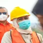 Khofifah Indar Parawansa mengenakan perlengkapan keselamatan saat kegiatan lapangan. (Dok Foto Ho/RadarBangsa.co.id).