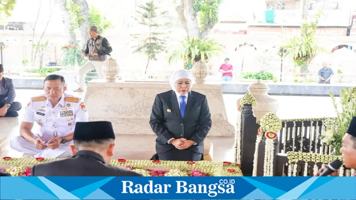Gubernur Jawa Timur Khofifah Indar Parawansa saat berziarah ke makam Proklamator Bung Karno di Kota Blitar, Senin (5/10/2026). (Dok. Ho/RadarBangsa.co.id)