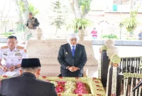Gubernur Jawa Timur Khofifah Indar Parawansa saat berziarah ke makam Proklamator Bung Karno di Kota Blitar, Senin (5/10/2026). (Dok. Ho/RadarBangsa.co.id)