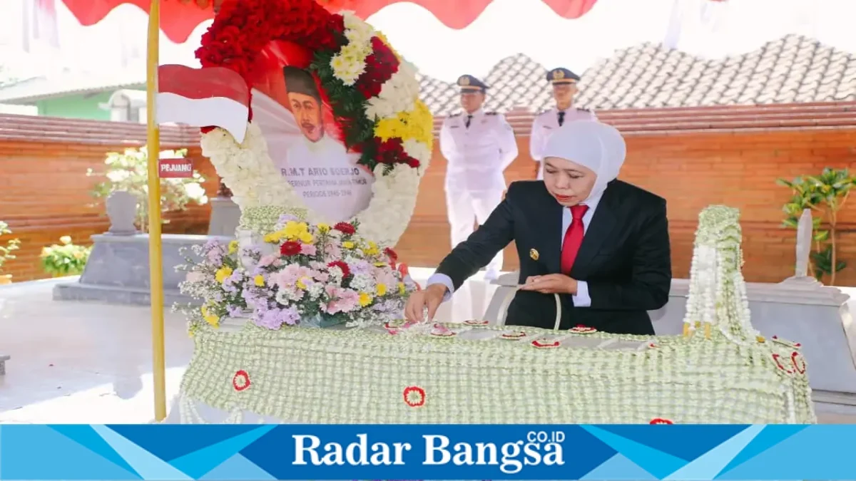 Gubernur Jawa Timur Khofifah Indar Parawansa saat memimpin ziarah dan tabur bunga di makam RMTA Soerjo, Magetan, Selasa (6/10/2026). (Dok. Ho/RadarBangsa.co.id)