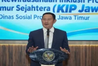 Bupati Lamongan Yuhronur Efendi hadir dalam verifikasi penerima KIP JAWARA di Lamongan, Senin (5/10/2026). (Dok. Ho/RadarBangsa.co.id)