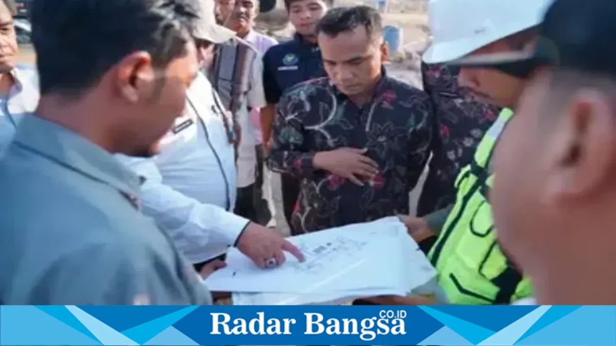 Bupati Bangkalan Lukman Hakim bersama Kepala Balai Besar Penangkapan Ikan Semarang dan anggota Satgas KNMP saat meninjau pembangunan KNMP di Desa Tengket, Kecamatan Arosbaya, Jumat (2/10/2026). (Dok. Ho/RadarBangsa.co.id)