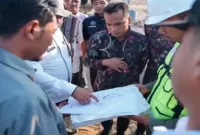 Bupati Bangkalan Lukman Hakim bersama Kepala Balai Besar Penangkapan Ikan Semarang dan anggota Satgas KNMP saat meninjau pembangunan KNMP di Desa Tengket, Kecamatan Arosbaya, Jumat (2/10/2026). (Dok. Ho/RadarBangsa.co.id)