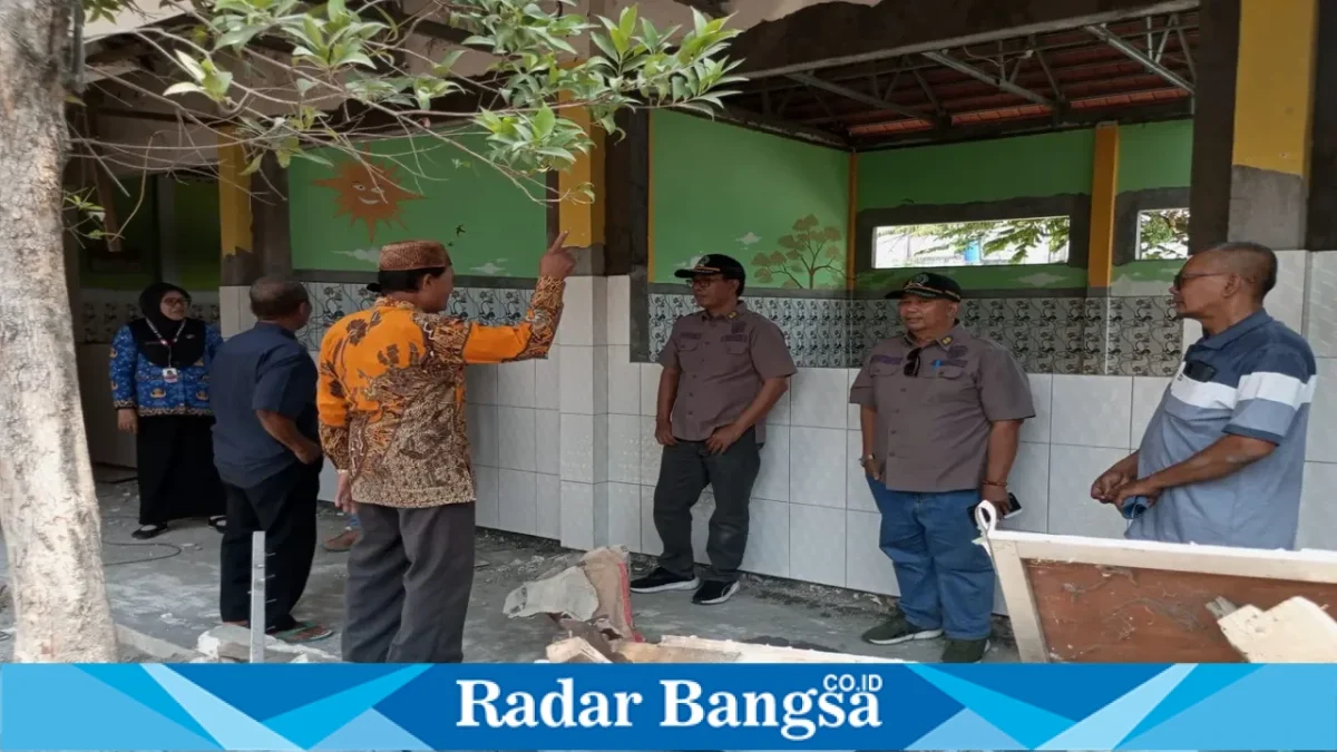 Komisi C DPRD Kabupaten Lamongan saat melakukan inspeksi mendadak (sidak) proyek revitalisasi SDN Balwi , Kecamatan Karangbinangun, Lamongan, Kamis (1/10/2026). (Dok Ho/RadarBangsa.co.id)
