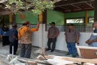 Komisi C DPRD Kabupaten Lamongan saat melakukan inspeksi mendadak (sidak) proyek revitalisasi SDN Balwi , Kecamatan Karangbinangun, Lamongan, Kamis (1/10/2026). (Dok Ho/RadarBangsa.co.id)