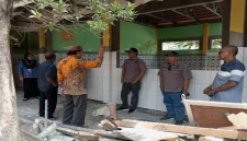 Komisi C DPRD Kabupaten Lamongan saat melakukan inspeksi mendadak (sidak) proyek revitalisasi SDN Balwi , Kecamatan Karangbinangun, Lamongan, Kamis (1/10/2026). (Dok Ho/RadarBangsa.co.id)