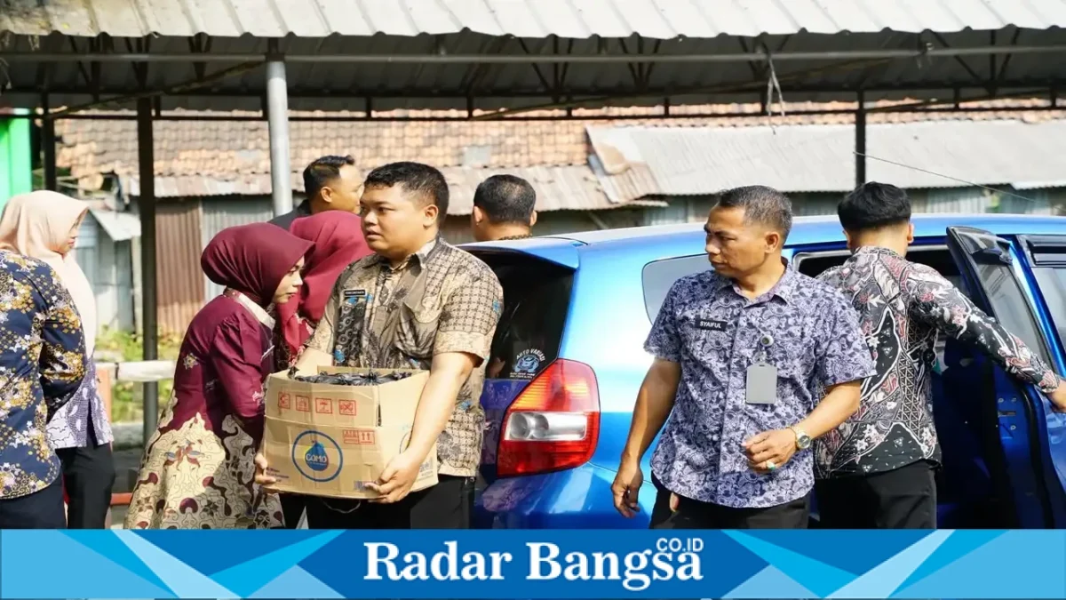 Jajaran Lapas Narkotika Kelas IIA Pamekasan saat membagikan nasi bungkus kepada masyarakat dalam kegiatan Jumat Berkah di kawasan Pasar 17 Agustus, Pamekasan, Jumat (9/10/2026). (Dok. Ho/RadarBangsa.co.id)