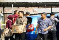 Jajaran Lapas Narkotika Kelas IIA Pamekasan saat membagikan nasi bungkus kepada masyarakat dalam kegiatan Jumat Berkah di kawasan Pasar 17 Agustus, Pamekasan, Jumat (9/10/2026). (Dok. Ho/RadarBangsa.co.id)