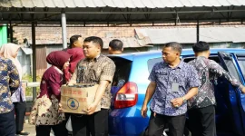 Jajaran Lapas Narkotika Kelas IIA Pamekasan saat membagikan nasi bungkus kepada masyarakat dalam kegiatan Jumat Berkah di kawasan Pasar 17 Agustus, Pamekasan, Jumat (9/10/2026). (Dok. Ho/RadarBangsa.co.id)