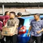 Jajaran Lapas Narkotika Kelas IIA Pamekasan saat membagikan nasi bungkus kepada masyarakat dalam kegiatan Jumat Berkah di kawasan Pasar 17 Agustus, Pamekasan, Jumat (9/10/2026). (Dok. Ho/RadarBangsa.co.id)