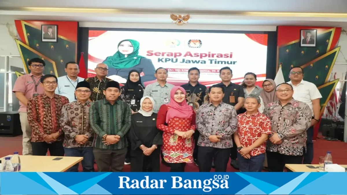 Lia Istifhama bersama jajaran KPU Jawa Timur dalam pertemuan pengawasan kepemiluan di Surabaya, Kamis (29/10). (Dok. Ho/RadarBangsa.co.id)