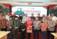 Lia Istifhama bersama jajaran KPU Jawa Timur dalam pertemuan pengawasan kepemiluan di Surabaya, Kamis (29/10). (Dok. Ho/RadarBangsa.co.id)