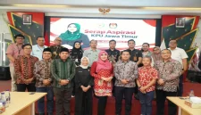 Lia Istifhama bersama jajaran KPU Jawa Timur dalam pertemuan pengawasan kepemiluan di Surabaya, Kamis (29/10). (Dok. Ho/RadarBangsa.co.id)