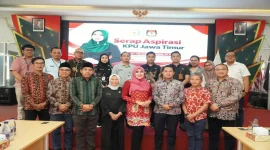 Lia Istifhama bersama jajaran KPU Jawa Timur dalam pertemuan pengawasan kepemiluan di Surabaya, Kamis (29/10). (Dok. Ho/RadarBangsa.co.id)