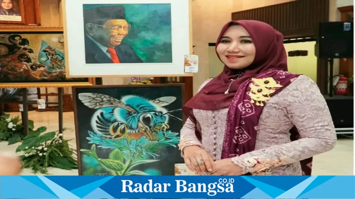 Lia Istifhama mengunjungi pameran seni dan mengapresiasi karya seniman lokal di Gedung DPRD Jawa Timur, Surabaya, Senin (12/10/2026). (Dok. Ho/RadarBangsa.co.id)