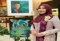 Lia Istifhama mengunjungi pameran seni dan mengapresiasi karya seniman lokal di Gedung DPRD Jawa Timur, Surabaya, Senin (12/10/2026). (Dok. Ho/RadarBangsa.co.id)