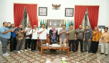 Lia Istifhama saat melaksanakan reses dan membahas aspirasi pembangunan bersama jajaran Bakorwil I Madiun, Senin (19/10/2026). (Dok. Ho/RadarBangsa.co.id)
