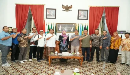Lia Istifhama saat melaksanakan reses dan membahas aspirasi pembangunan infrastruktur di Bakorwil I Madiun.