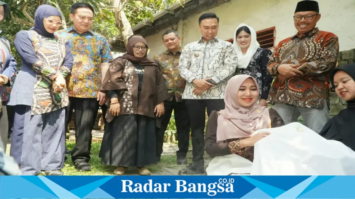 Anggota DPD RI Lia Istifhama mengamati batik tulis karya Sanggar Batik Mbah Guru saat kunjungan di Kabupaten Lamongan, Jumat (23/10/2026). (Dok Foto Ho/RadarBangsa.co.id).