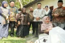 Anggota DPD RI Lia Istifhama mengamati batik tulis karya Sanggar Batik Mbah Guru saat kunjungan di Kabupaten Lamongan, Jumat (23/10/2026). (Dok Foto Ho/RadarBangsa.co.id).