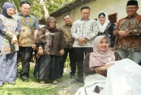 Anggota DPD RI Lia Istifhama mengamati batik tulis karya Sanggar Batik Mbah Guru saat kunjungan di Kabupaten Lamongan, Jumat (23/10/2026). (Dok Foto Ho/RadarBangsa.co.id).