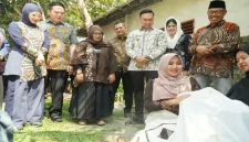 Anggota DPD RI Lia Istifhama mengamati batik tulis karya Sanggar Batik Mbah Guru saat kunjungan di Kabupaten Lamongan, Jumat (23/10/2026). (Dok Foto Ho/RadarBangsa.co.id).