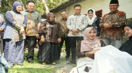 Anggota DPD RI Lia Istifhama mengamati batik tulis karya Sanggar Batik Mbah Guru saat kunjungan di Kabupaten Lamongan, Jumat (23/10/2026). (Dok Foto Ho/RadarBangsa.co.id).