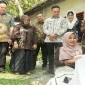 Anggota DPD RI Lia Istifhama mengamati batik tulis karya Sanggar Batik Mbah Guru saat kunjungan di Kabupaten Lamongan, Jumat (23/10/2026). (Dok Foto Ho/RadarBangsa.co.id).