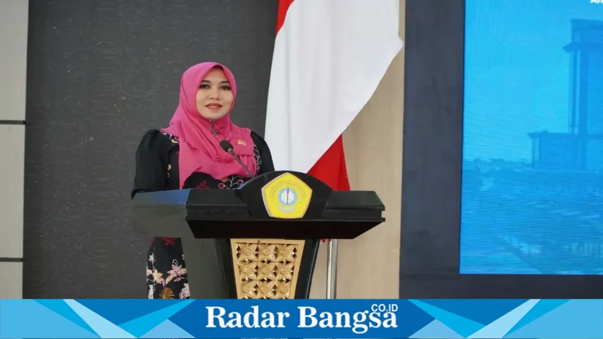 Lia Istifhama saat menjadi narasumber Simposium Legislatif DPM KM UTM di Gedung Rektorat UTM, Bangkalan, Rabu (21/10/2026). (Dok. Ho/RadarBangsa.co.id)