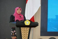 Lia Istifhama saat menjadi narasumber Simposium Legislatif DPM KM UTM di Gedung Rektorat UTM, Bangkalan, Rabu (21/10/2026). (Dok. Ho/RadarBangsa.co.id)