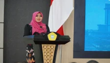 Lia Istifhama saat menjadi narasumber Simposium Legislatif DPM KM UTM di Gedung Rektorat UTM, Bangkalan, Rabu (21/10/2026). (Dok. Ho/RadarBangsa.co.id)