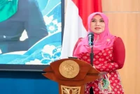 Lia Istifhama, anggota DPD RI asal Jawa Timur, memaparkan empat pilar berpolitik dalam seminar DPD Goes to Campus di ACC Kampus C Unair, Surabaya, Kamis (15/10/2026). (Foto: Humas UNAIR)