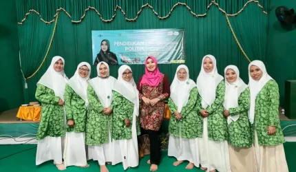 Lia Istifhama menyampaikan materi pendidikan politik dan filosofi PEREMPUAN kepada kader Fatayat NU Pragaan di Sumenep.
