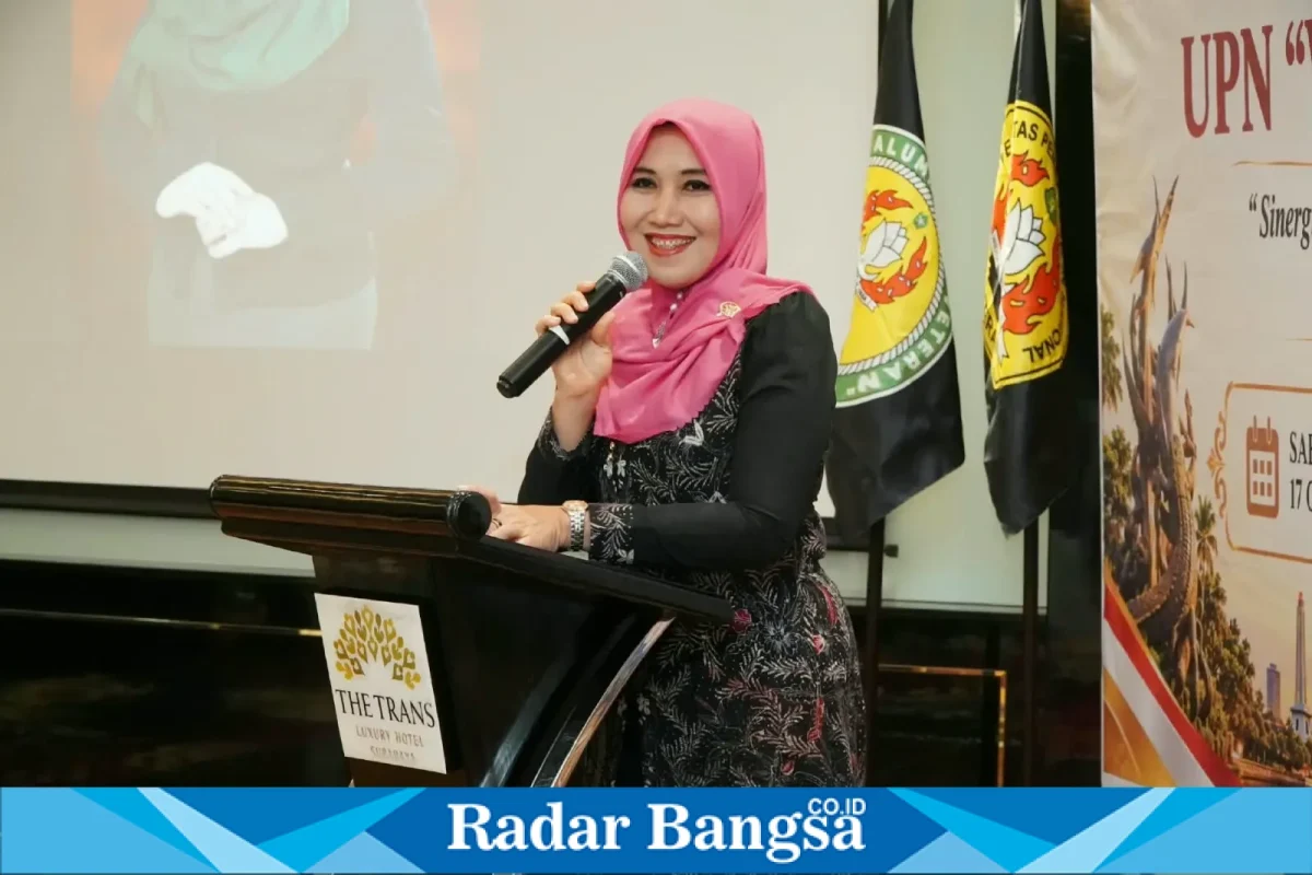 Lia Istifhama saat menyampaikan pandangan mengenai kesinambungan pembangunan Jawa Timur dalam Munas IKA UPN Veteran Indonesia di Surabaya, Sabtu (17/10/2026). (Dok. Ho/RadarBangsa.co.id)